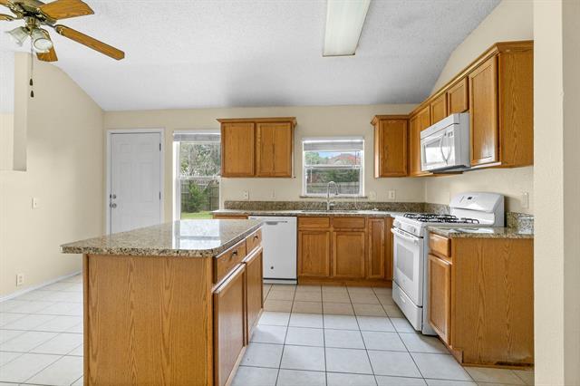 Building Photo - 3300 Creekwood Dr