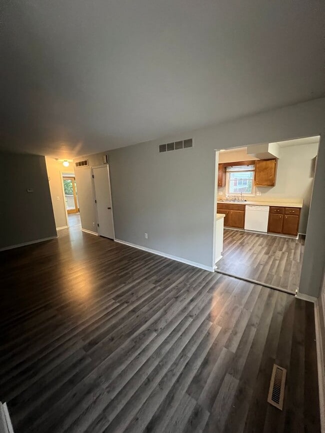 Building Photo - Beautiful 3 bedroom 1 bathroom Home (Section 8 Aproved)