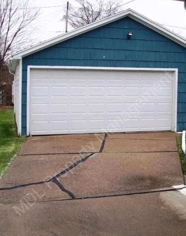 Building Photo - Come make this house your home!