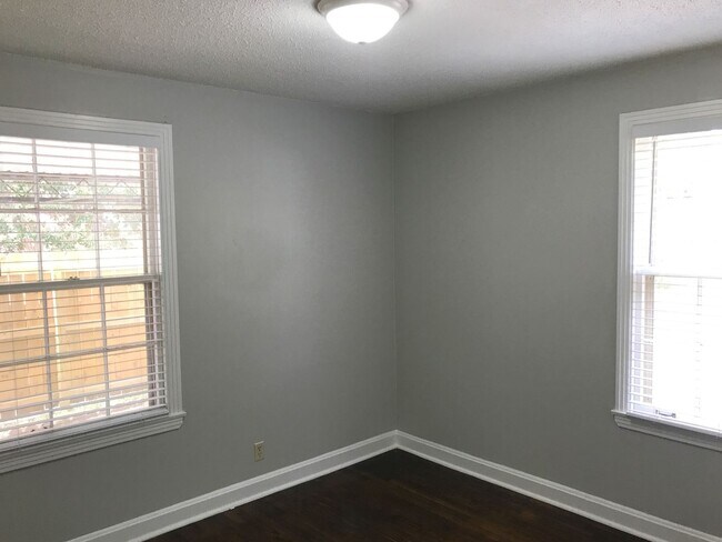 Building Photo - 3-Bedroom 2-Bath Home in Prime West Nashvi...
