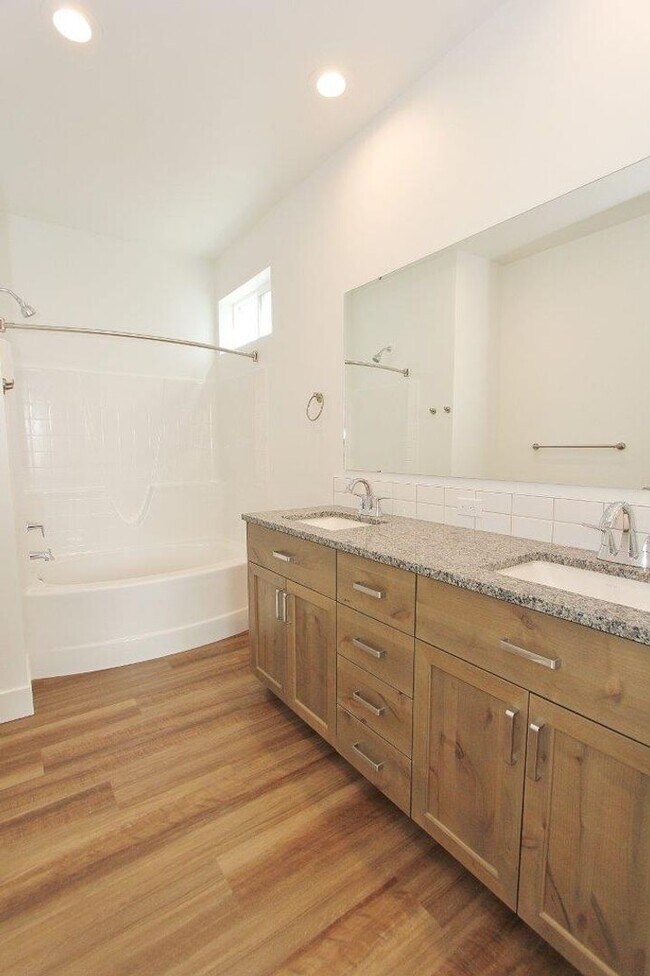 Building Photo - Immaculate Single-Level Home