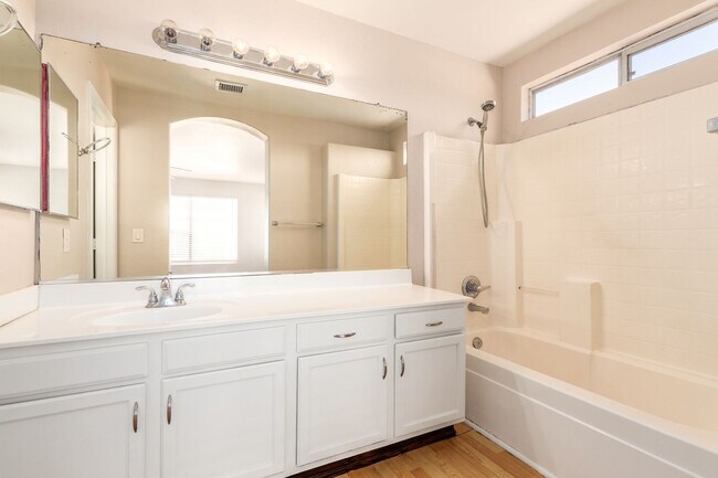 Building Photo - Charming 3 bed in Glendale!