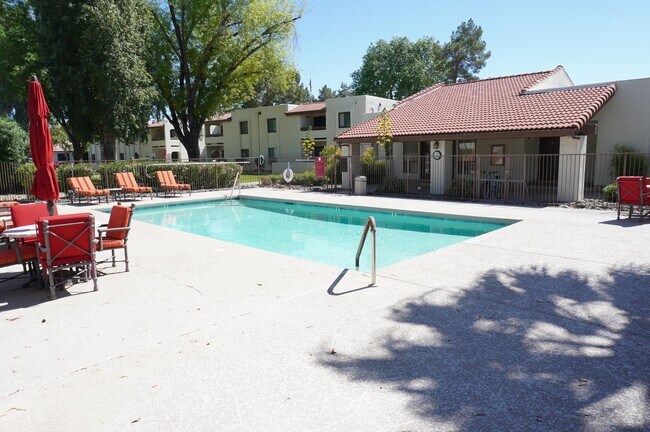 Building Photo - 10444 N 69th St