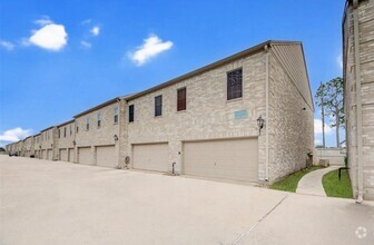 Building Photo - Stunning Townhome Near Medical Center!