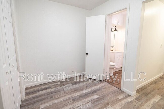 Building Photo - 1118 Louise Dr