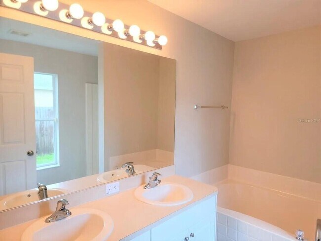 Building Photo - 5551 Cinnamon Fern Blvd