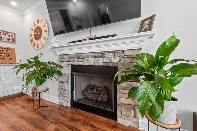 Building Photo - "Charming 3-Bedroom Home with 2 Full Baths...