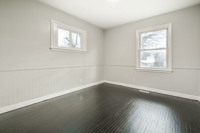 Building Photo - Check out this beautiful and spacious home.  Located in Irvington with access to Warren Twp schools.