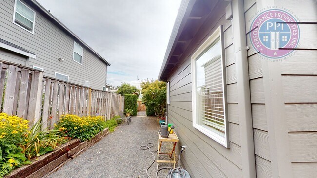 Building Photo - Gorgeous Single Level Home in Sought After...