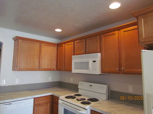 Building Photo - 3 Bed 2 Bath 1622 sqft RV Parking rent fre...