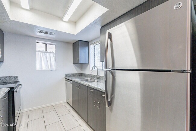 Building Photo - 850 S River Dr
