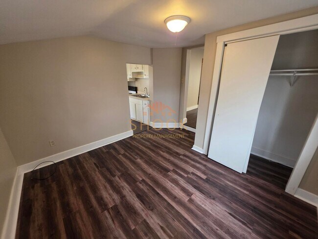 Building Photo - 912 Roberts St