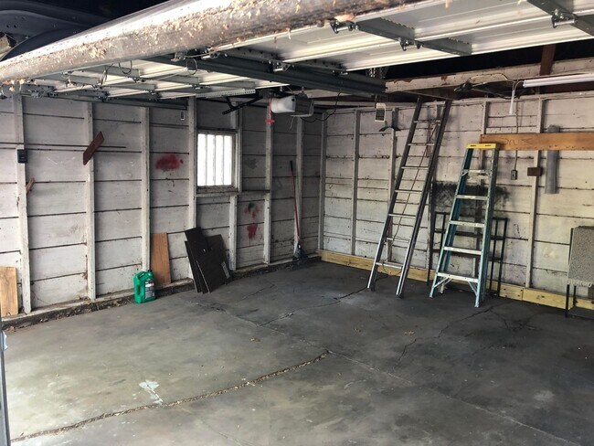 Building Photo - Beautiful 3 bedroom in Hyde Park neighborhood