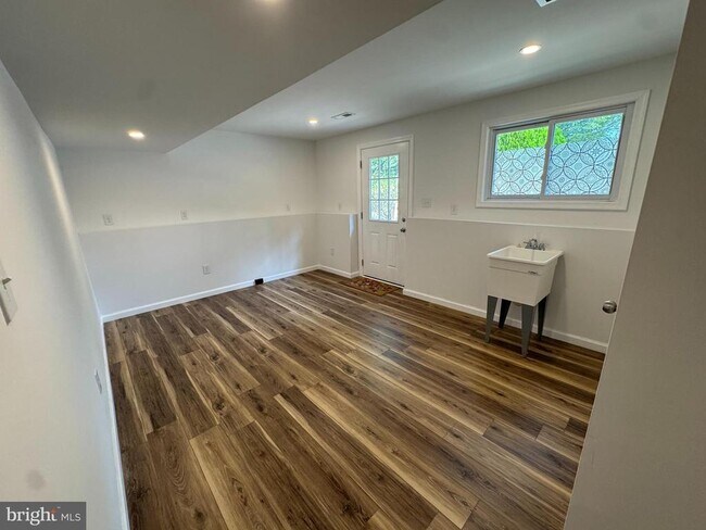 Building Photo - 14 Cardinal Dr