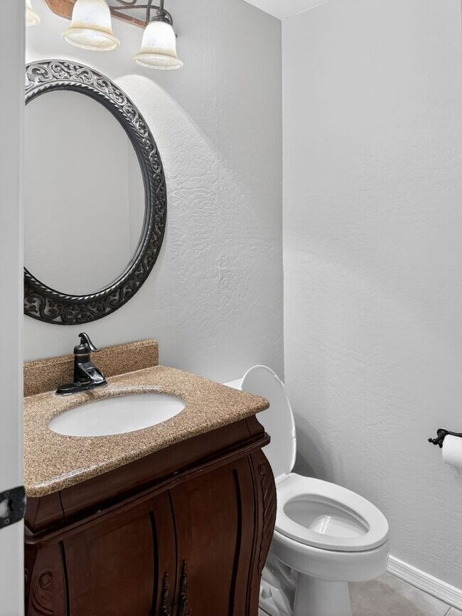 Building Photo - Charming 4 Bedrooms/ 3.5 Bath Home in Desirable Fox Crossing!!