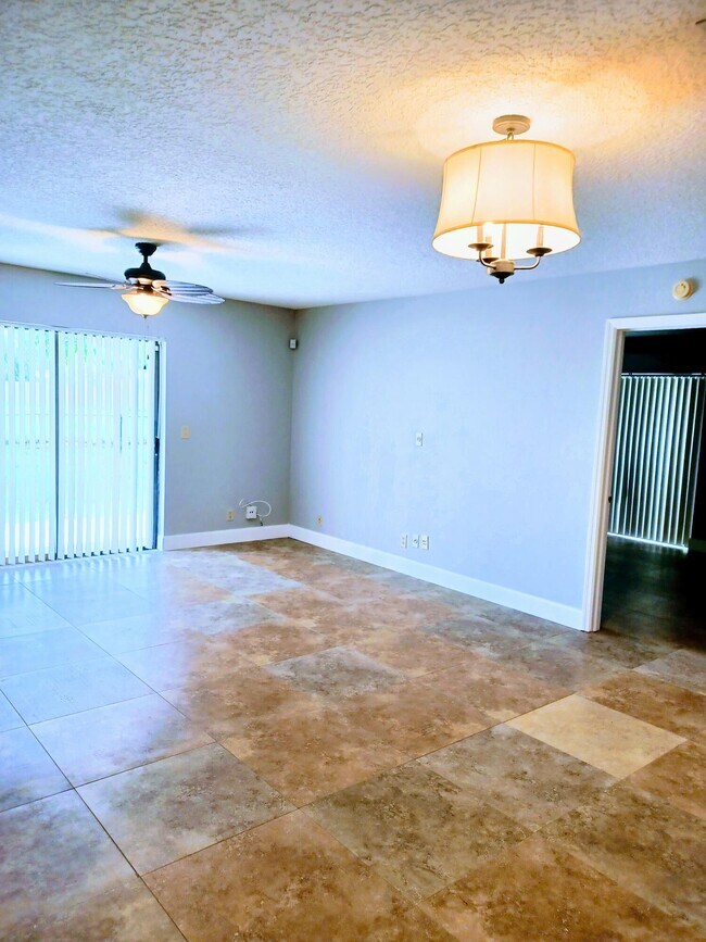 Building Photo - 1050 Staghorn St