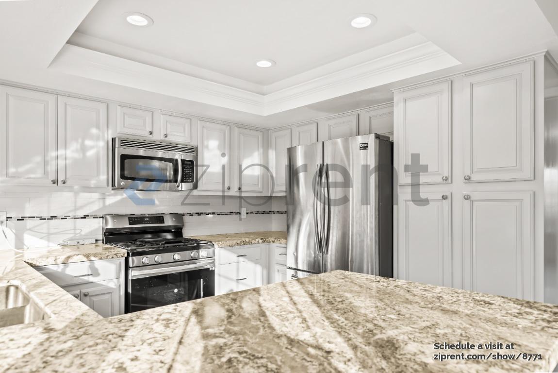 Building Photo - 2025 Park Royal Dr