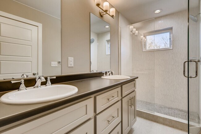 Building Photo - Beautiful Half Duplex for Rent