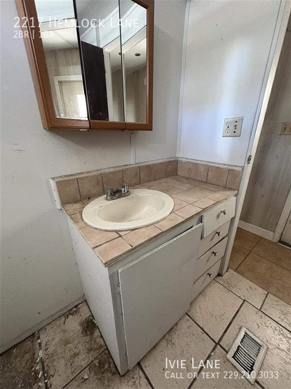 Building Photo - 2217 Hemlock Ln