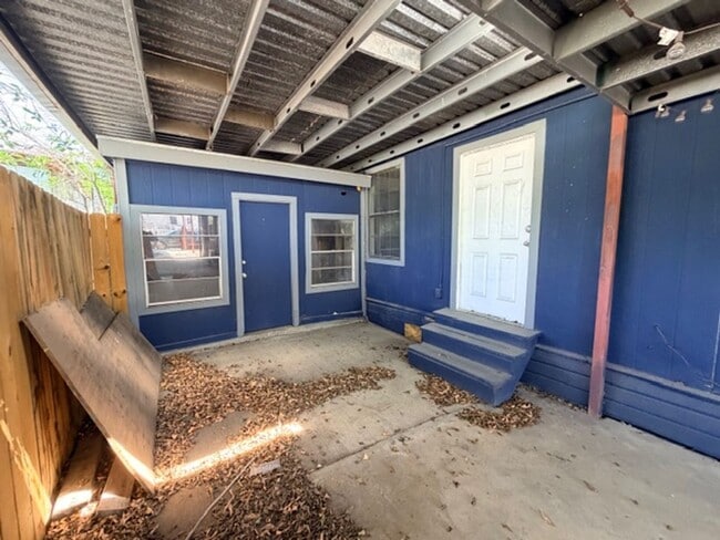 Building Photo - 321 Huntington St