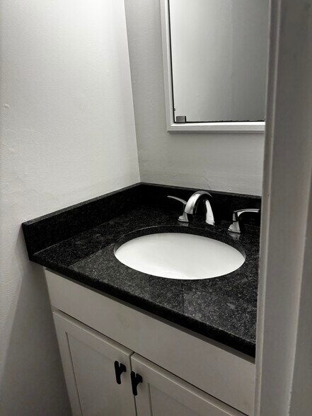 Half bath - 103 Monarch St