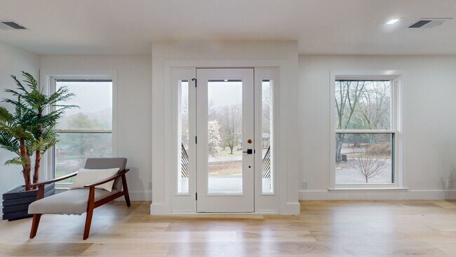 Building Photo - 5527 Hillview Dr