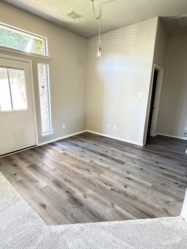 Building Photo - 2040 Camelot Dr