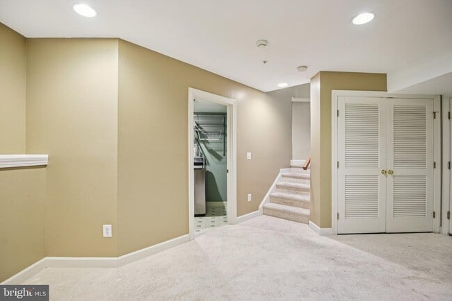 Building Photo - 8154 Skelton Cir