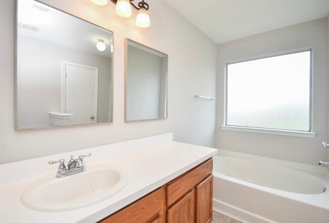 Building Photo - 24542 Lakecrest Village Dr
