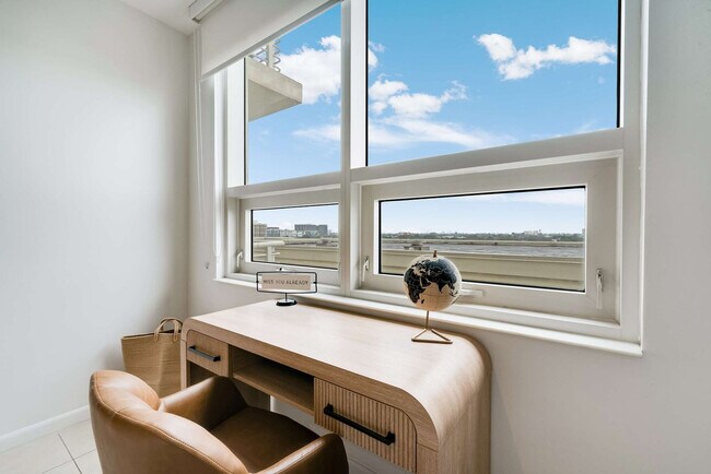 Building Photo - 3256 NE 1st Ave