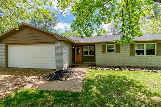 Primary Photo - 2332 S Clover Dr