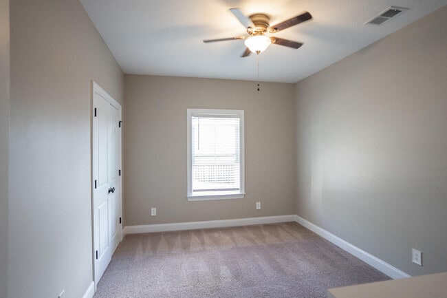 Building Photo - 657 Tree Top Trl