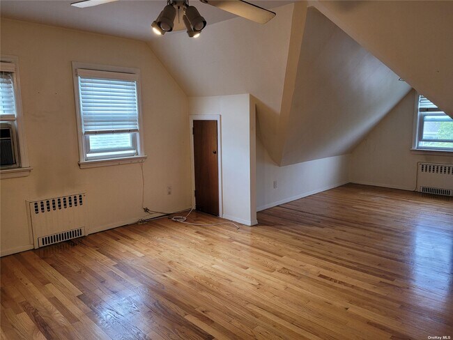 Building Photo - 624 E Walnut St