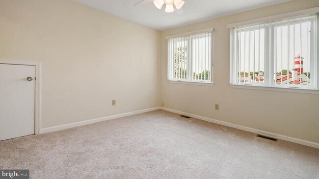 Building Photo - 26 Queen Anne Way