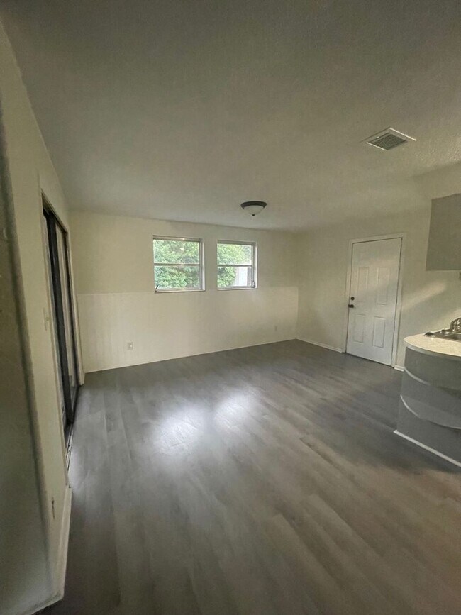 Building Photo - 3 Bed 2 Bath | Single Car Garage | Washer/Dryer Hookups | Central Air | Pet Friendly | Section 8 ...