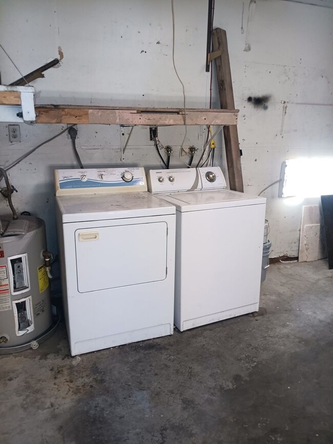 Building Photo - ADORABLE 1 BED/1 BATH/ 1 CAR