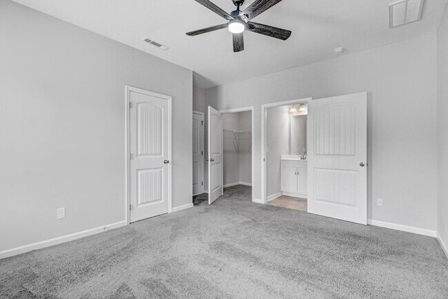 Building Photo - DRAKE ESTATES 3 BR | 2 BA Townhome w/ 2-Ca...