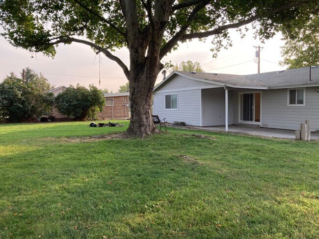 Building Photo - One Level Living w/ Spacious Private Backyard