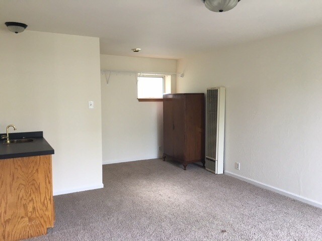 Building Photo - Charming home in great location with private studio unit