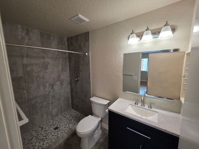 Building Photo - Beautiful 3 Bed, 2 Bath condo with 2 car garage & laundry