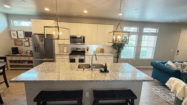 Building Photo - Fully Furnished Short or Long Term Modern Home