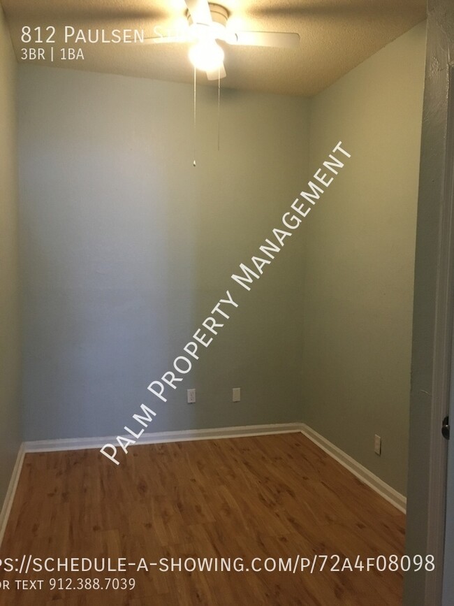 Building Photo - 3 Bed/1 Bath Apartment For Rent