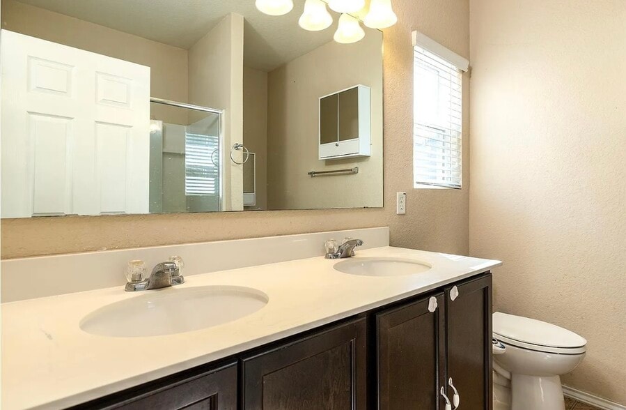 Master bathroom - 714 Roping Star