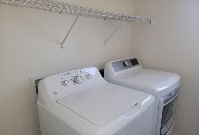 Building Photo - 3 Bedroom, 2.5 Bathroom Home Available Now