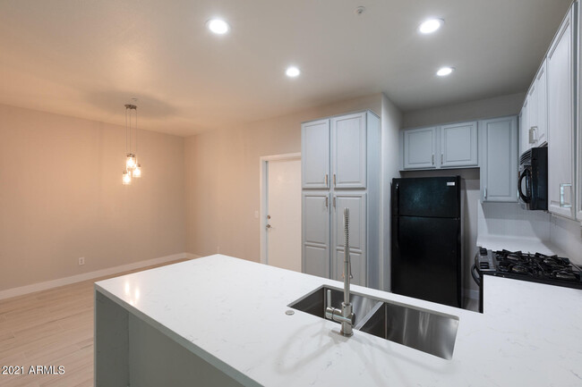 Building Photo - 7508 E Earll Dr