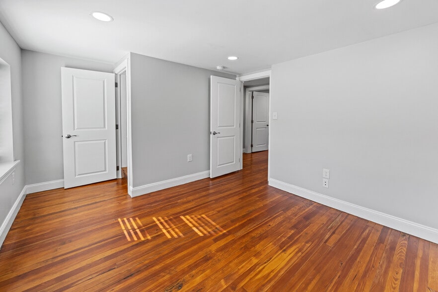 Building Photo - 733 E Elm St