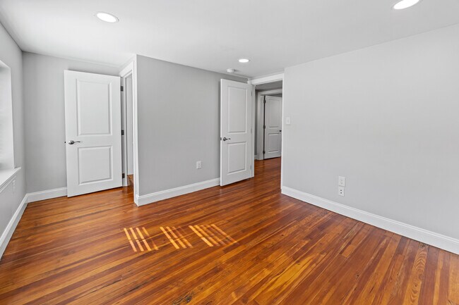 Building Photo - 733 E Elm St