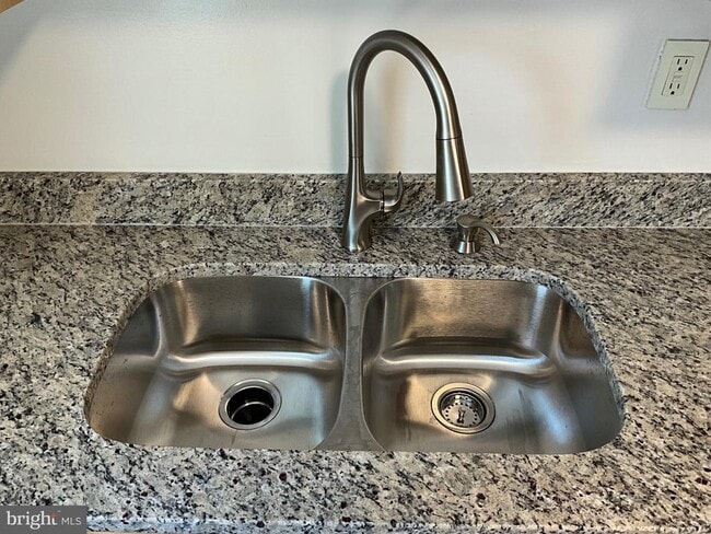 Building Photo - 6327 Joslyn Pl