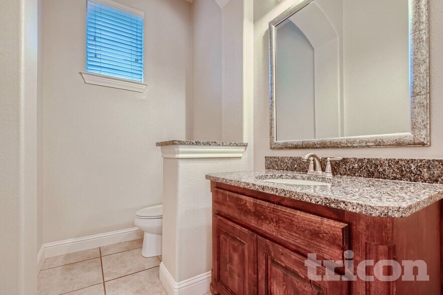 Building Photo - 727 Fairfax Lane