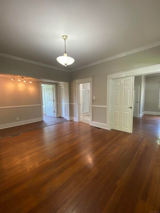 Building Photo - 10336 Walnut St